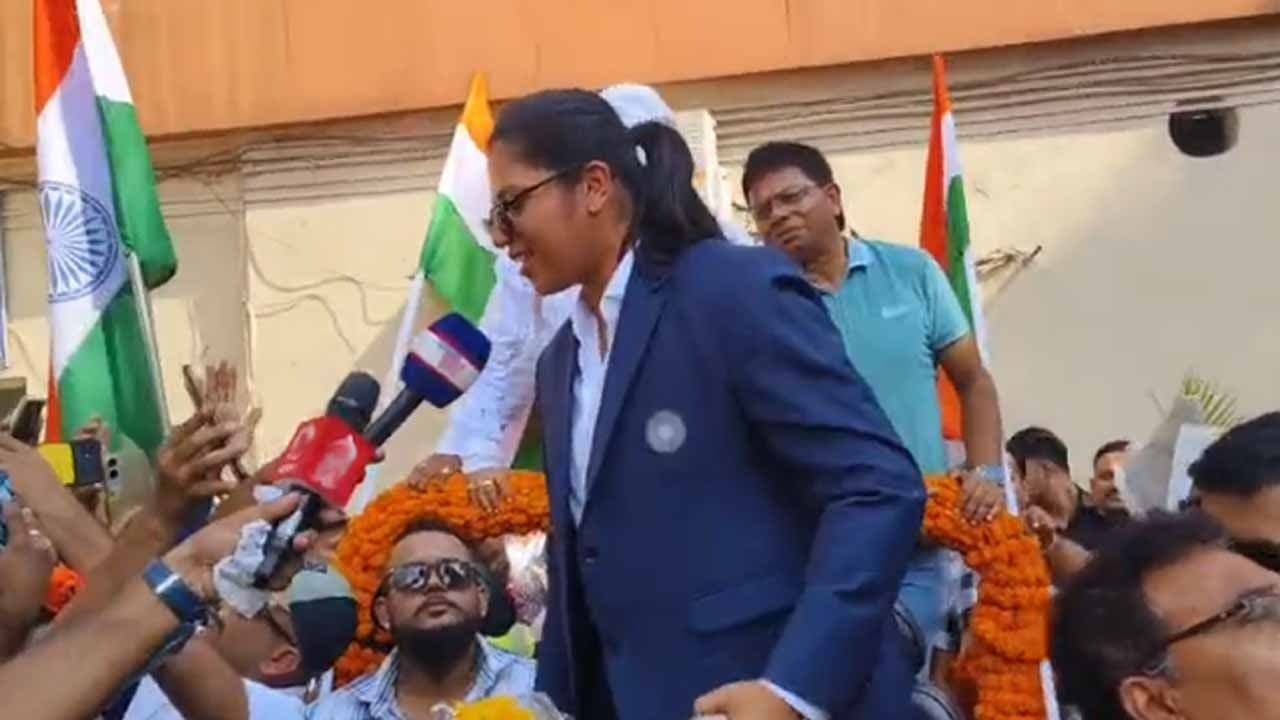 Richa Returns to Siliguri: City Erupts in Joy as Crowds Flood the Streets