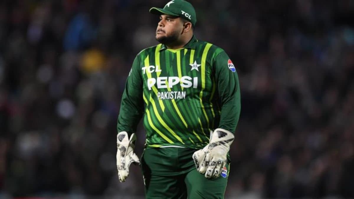  Pakistan wicketkeeper Azam Khan produces hilarious run out miss spt