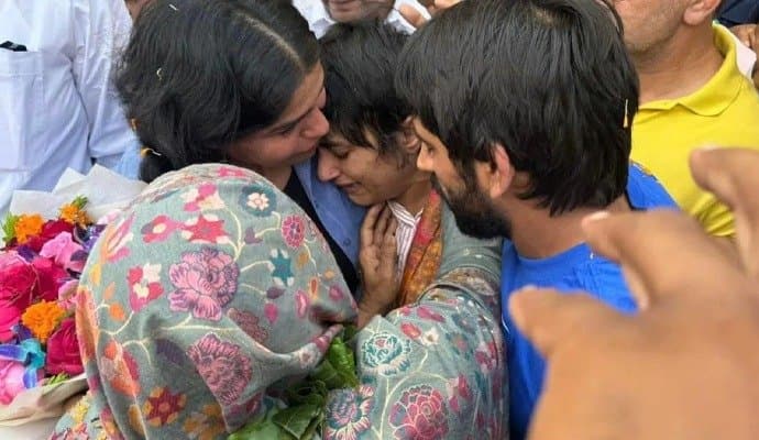 Vinesh Phogat in tears after landing in delhi from Paris Olympics spt 