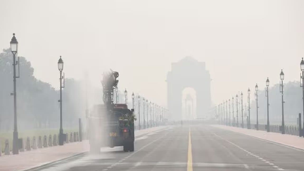 Air Emergency in Delhi residents have been protesting against toxic smog