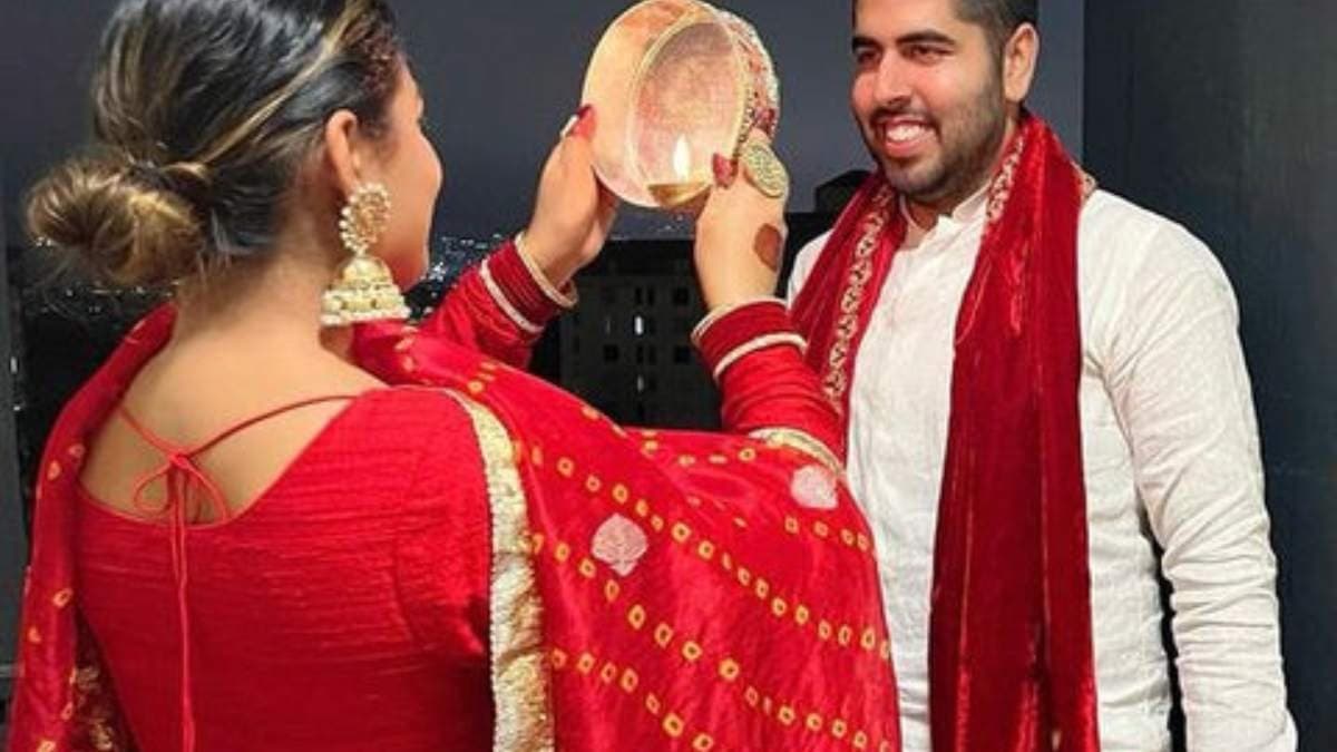 selection of right colour dress on karwa chauth is important for maintaining positive vibes with your partner and that made your married life happy lif