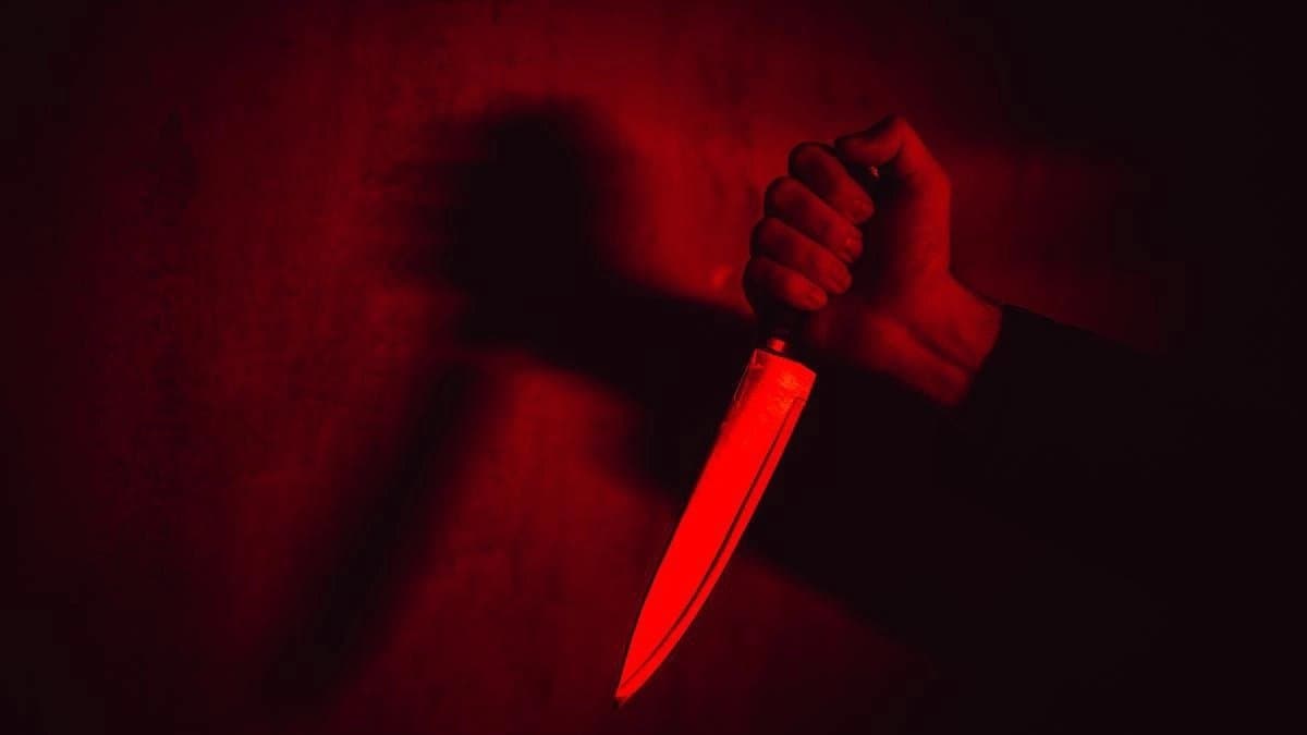 Husband chases wife and randomly stabs her in the street of kolkata