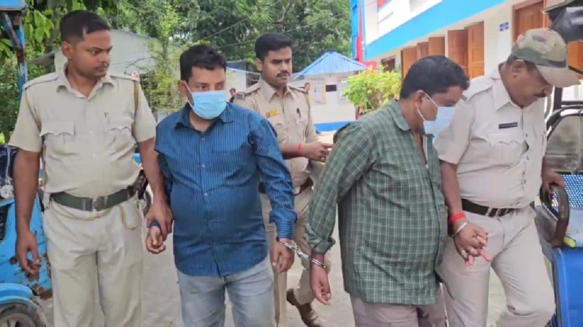 West Bengal Police seized nearly Rs 10 Crore fake Indian Currency Note from a bordering guest house