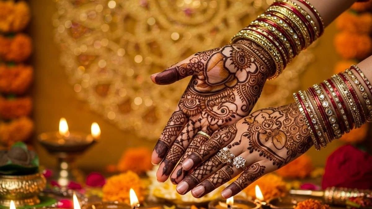 Woman Applies Mehendi then father in law did this thing 