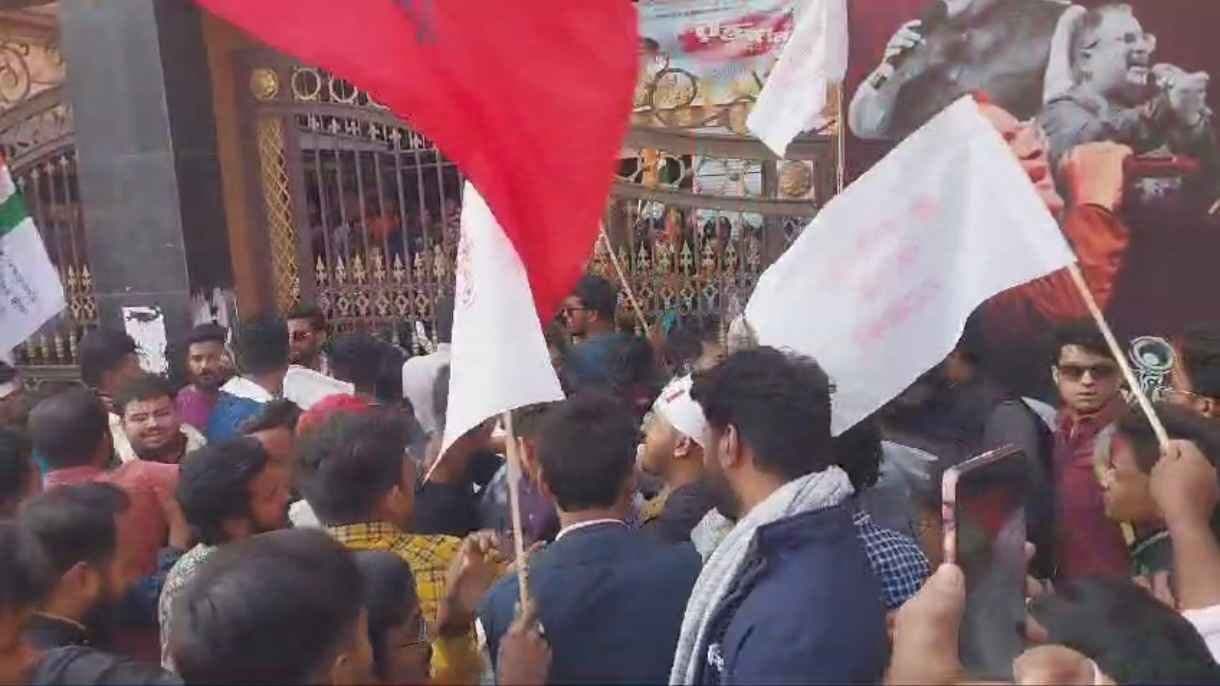 Clash between Tmcp and sfi left policemen injured in barasat