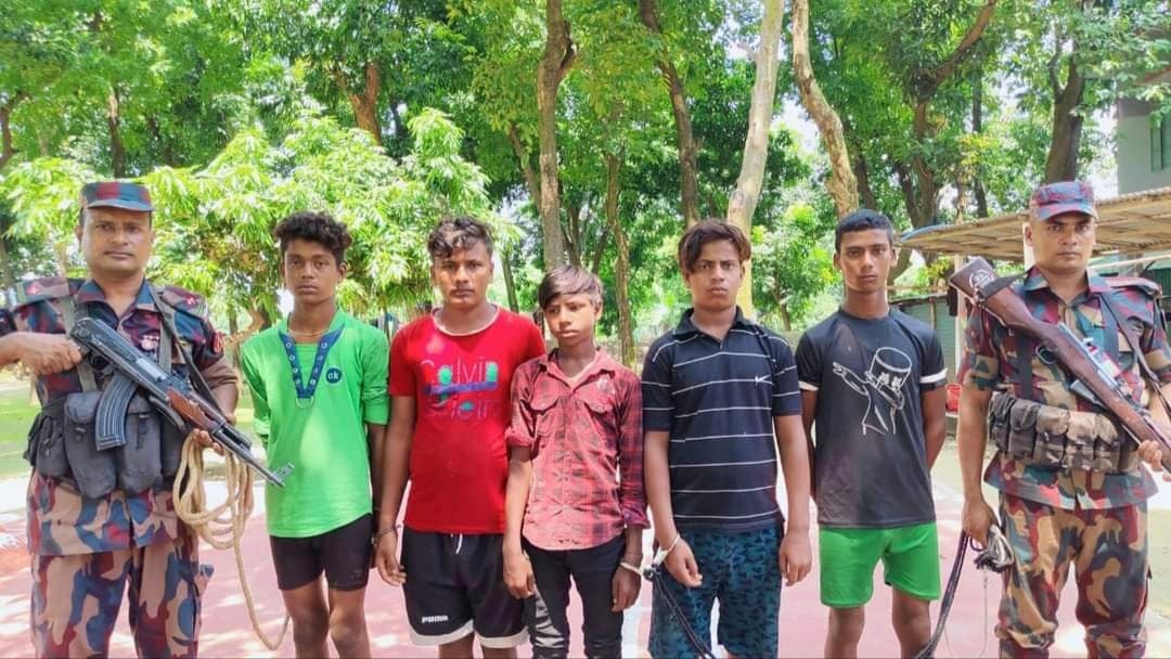 Border guard of Bangladesh detain five murshidabad man gnr 