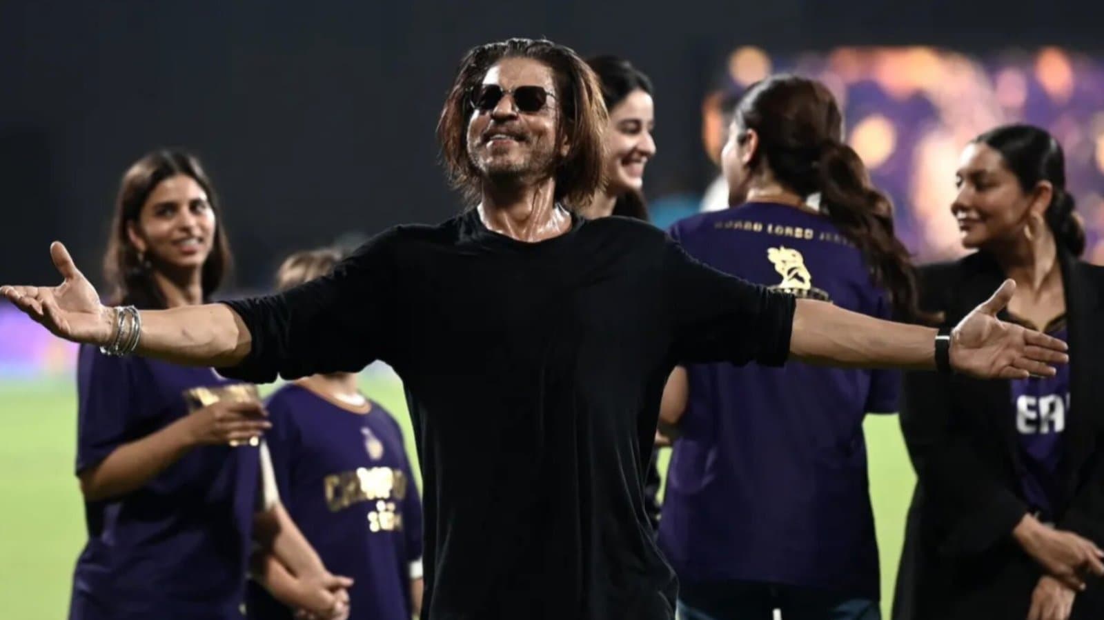 IPL Final: গম্ভীর-নারিনের মুখে হাসি! একে অপরকে কোলে তুলে নিলেন দুই হ্যাটট্রিক ম্যান, শাহরুখের চুম্বন নাইটদের মেন্টরকে