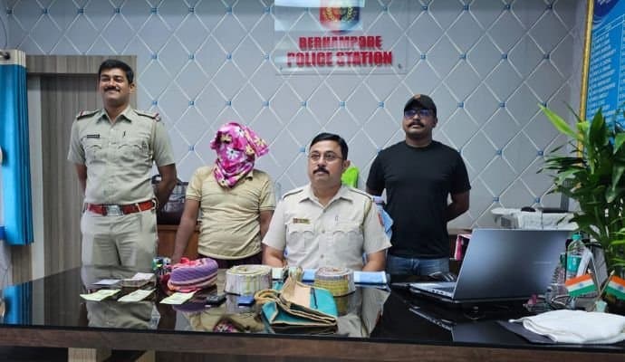 বিদেশি মুদ্রা দেওয়ার নামে প্রতারণা চক্র, বহরমপুরে গ্রেপ্তার ১