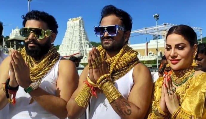 devotees wearing 25kg of gold jewellery to visited temple
