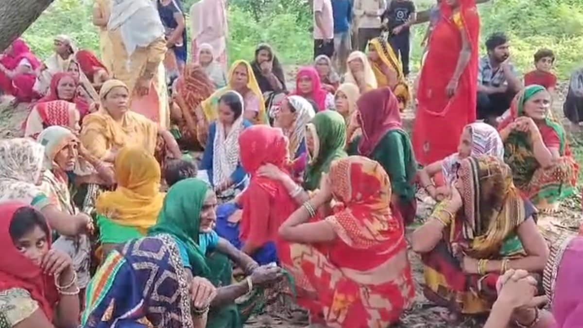  2 Teen Girls Found Hanging In UP Village, Family Alleges Murder gnr 