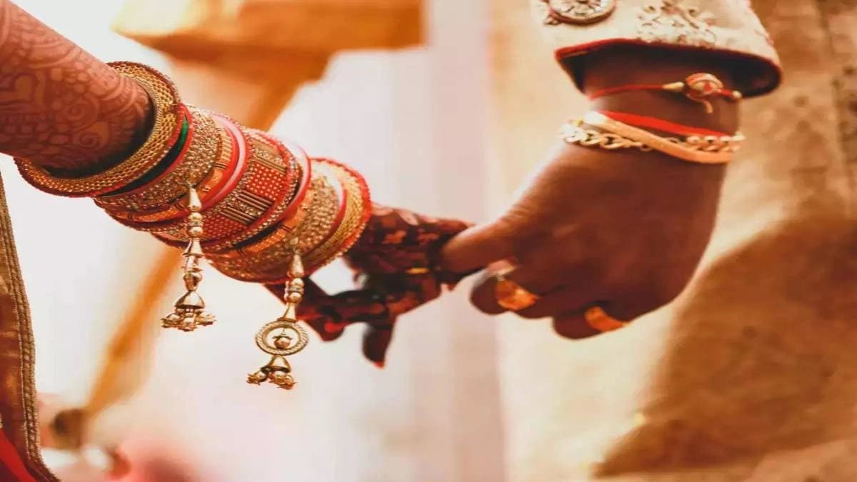 US couple charged fee for attending their marriage to the invitees