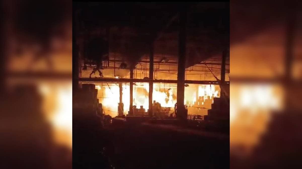 Massive Fire Engulfs Rishra Wellington Jute Mill gnr