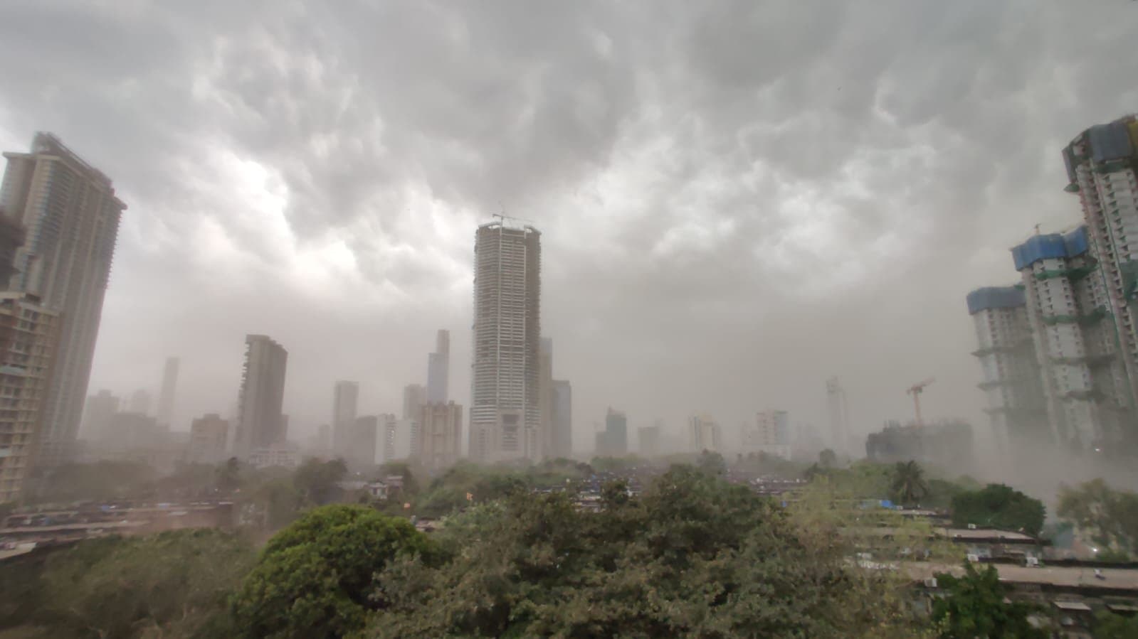 Mumbai experiences first rainfall this season, witnesses intense dust storms