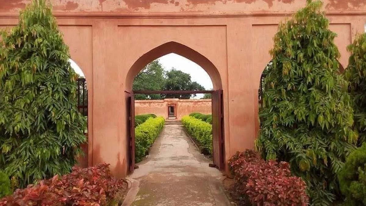 Descendants of Mir Jafar decided not to offer flowers on the tomb of Siraj-ud-Daulah this year