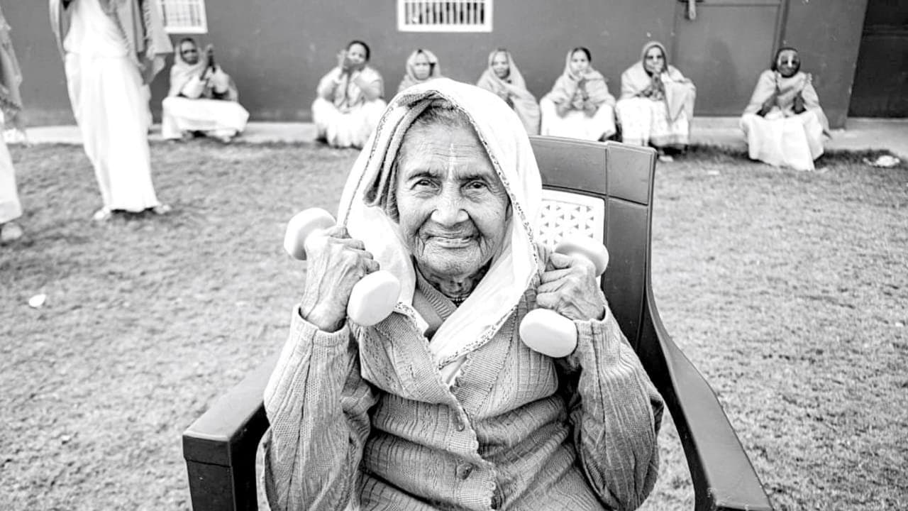  106 year old woman coming to kolkata exhibition from vrindavan 