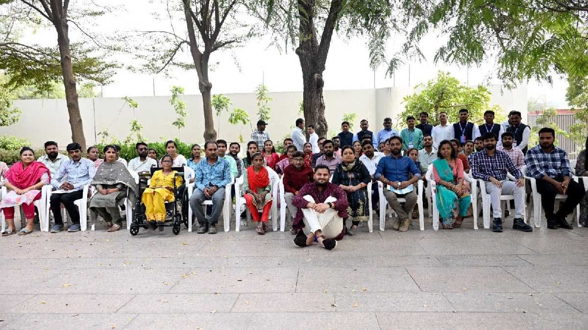 Gautam Adani give 10 lakh each for 500 handicapped women gnr 