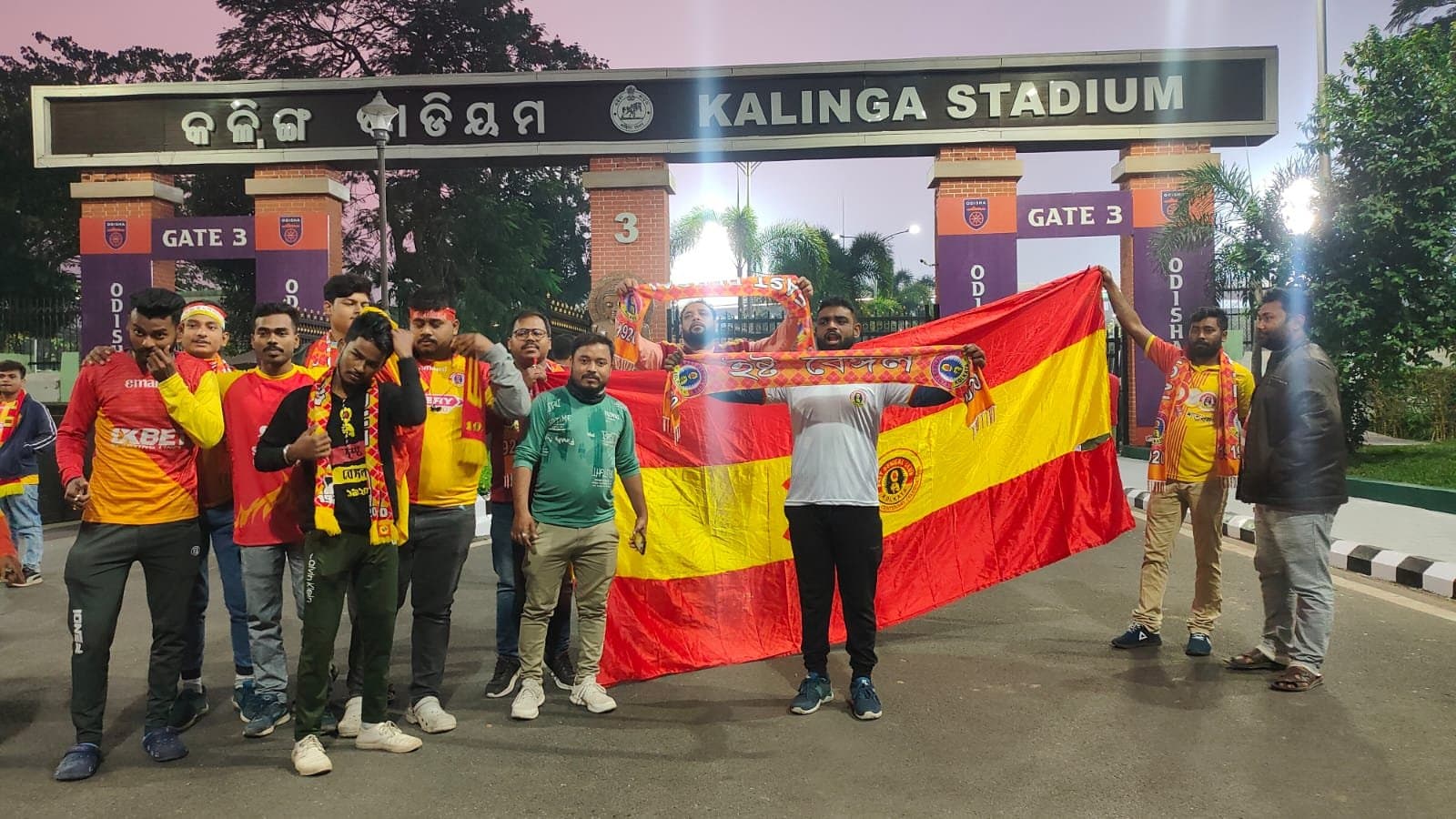 Kalinga stadium filled with East Bengal supporters, electrifying atmosphere 