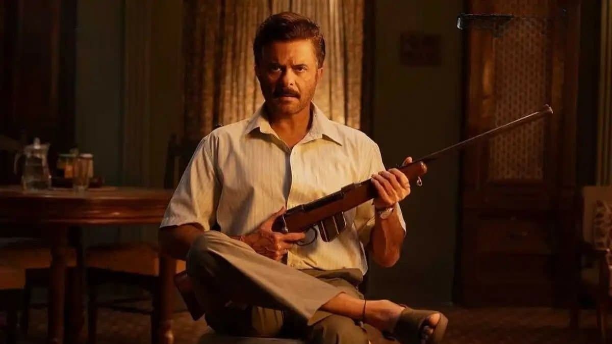 হাতের পাঞ্জা বেঁকিয়ে দেওয়া থেকে গলা টিপে ধরা! ৭০ ছুঁইছুঁই 'সুবেদার' অনিলের নয়া কীর্তি দেখেছেন?