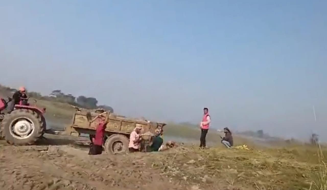 Illegally soil cutting from ganga river bank in murshidabad