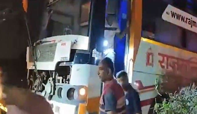 Truck bus collided in Gujarat six killed gnr