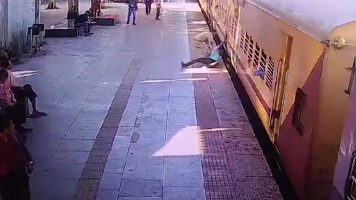 Police Constables Heroic Move Saves Life Of A Passenger Falling Off A Moving Train gnr