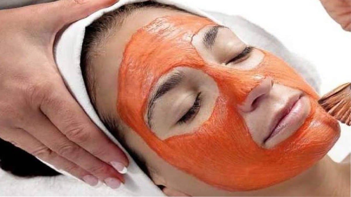  Tomato helps to remove tan and bring glow on skin 