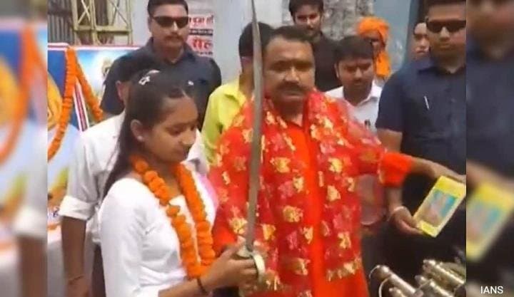 দশেরায় মেয়েদের আত্মরক্ষায় বিজেপির উপহার তরোয়াল, শুরু জোর বিতর্ক