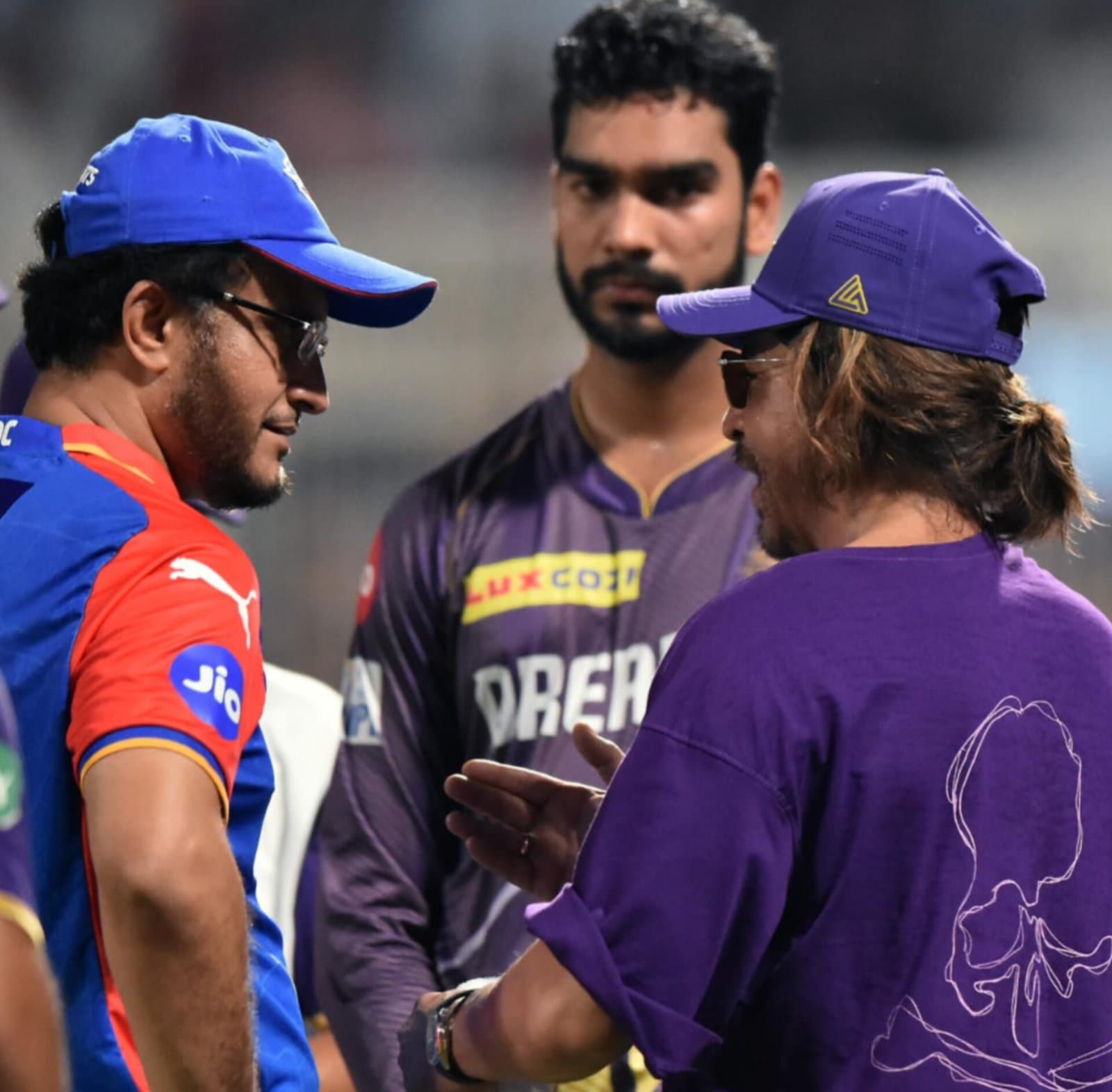 Shahrukh Khan hugs Sourav Ganguly after match, exchange talk 