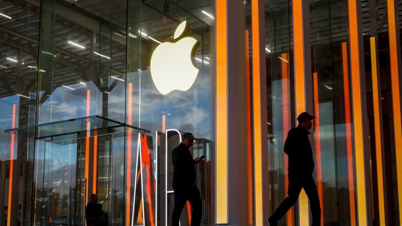 Despite of 140 billion USD revenue growth Apple layoffs many employees