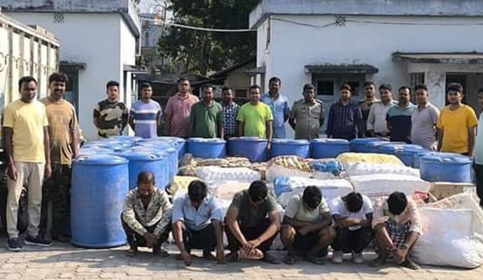 illicit liquor seized, arrest six