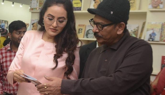 Celebrities at aajkaal stall 