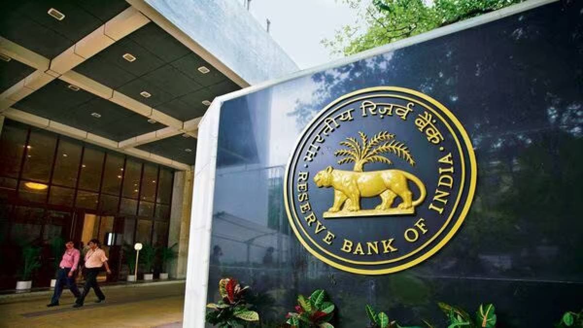 rbi banned depositing and withdrawing money in new india co operative bank