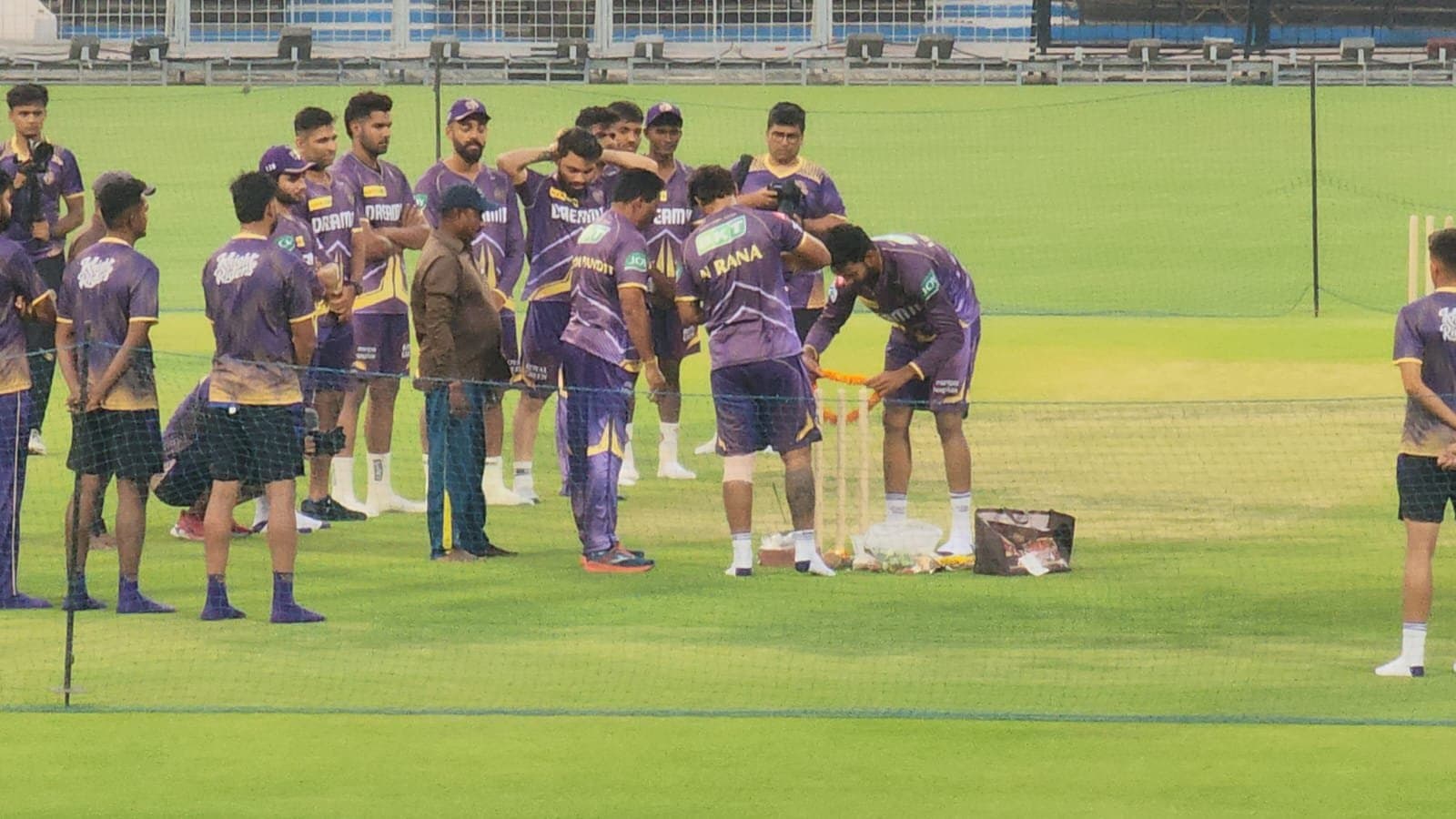 KKR: নারকেল ফাটালেন ভেঙ্কটেশ, উইকেটে পুজো দিয়ে মালা পরিয়ে ইডেনে শুরু নাইটদের প্রস্তুতি