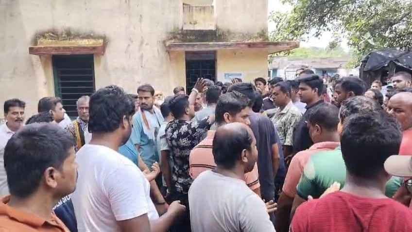 Hooghly Workers Protest infront of Factory Demanding Regular Work