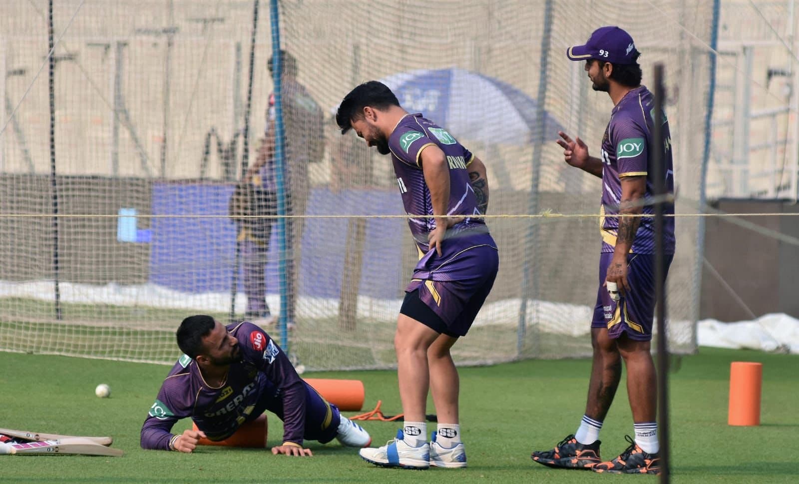 KKR: প্র্যাকটিস শেষে মাঠেই গোল টেবিল বৈঠক, রিঙ্কু-রাসেলদের বিশেষ পাঠ 
