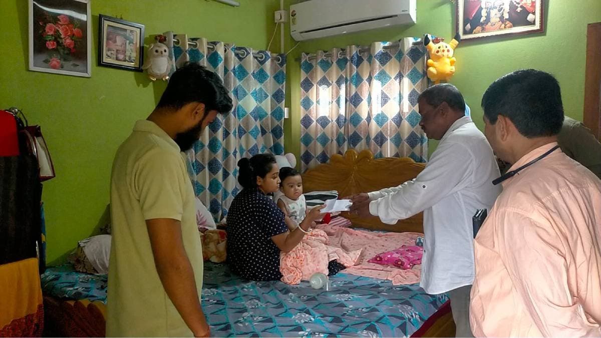 chinsurah tmc councillor jaydev adhikari cancelled his visit to Mahakumbh and donated the money to the treatment of little asmika