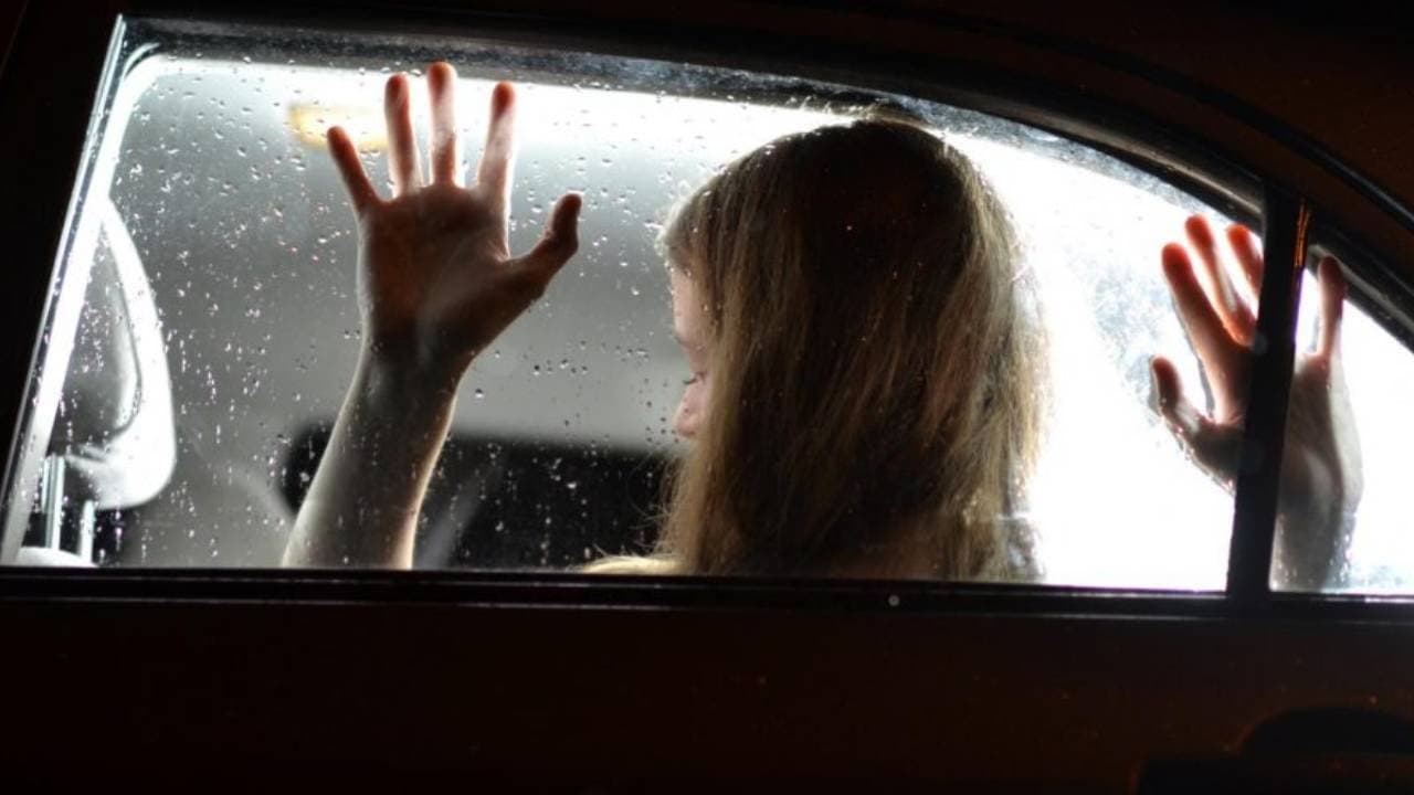 Students find couple having intimacy inside car