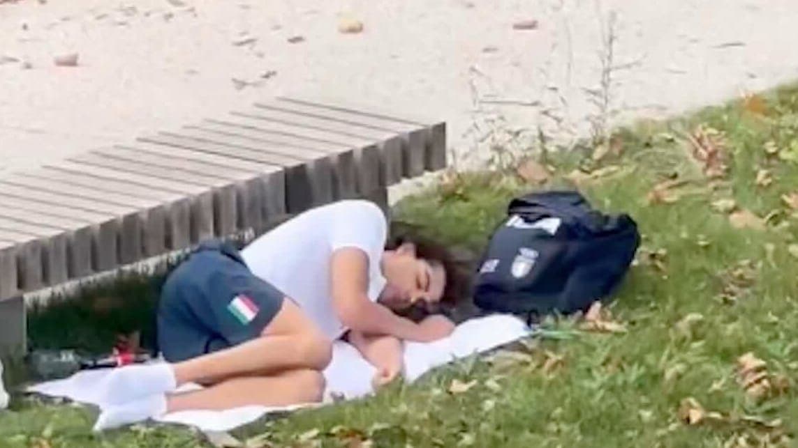 Olympic gold medalist Thomas Ceccon sleeps in park after complaining about appalling conditions at Games village in Paris spt