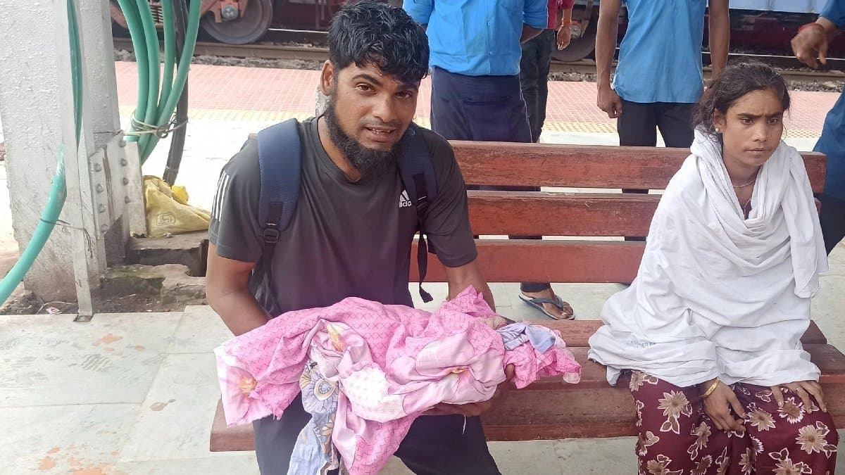Indian Railway stretched hand  of cooperation to a pregnant woman in a running train