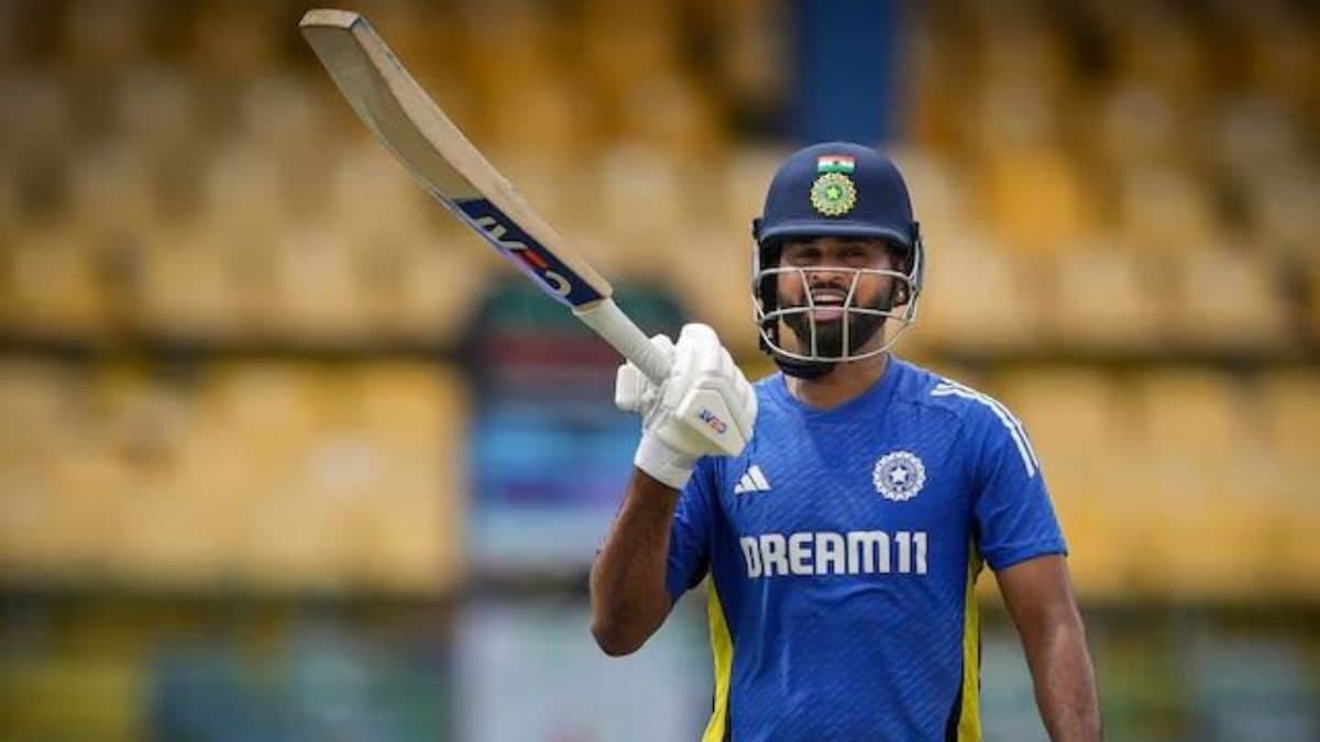  Shreyas Iyer distributes cold drinks to kids amid intense heat spt