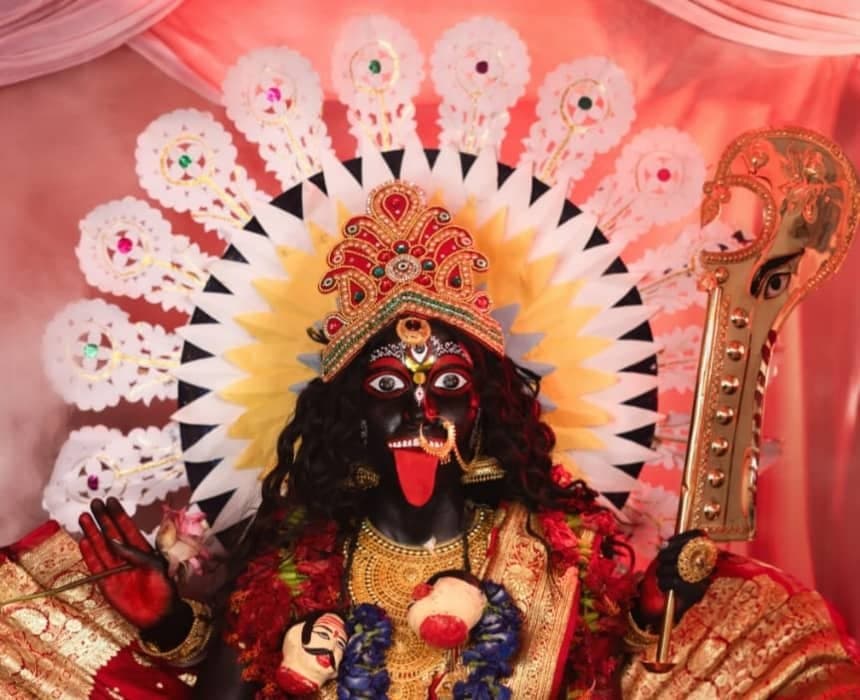 Make up artist Pankaj Biswas transforms a girl into Goddess Kali look with the help of Makeup ENT