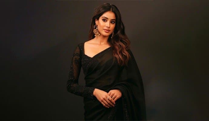 Janhavi Kapoor: খোলা পিঠে ভালবাসার রঙে ধরা দিলেন জাহ্নবী! প্রিয় মানুষের সঙ্গে রঙিন হয়ে উঠুন আপনারাও! 