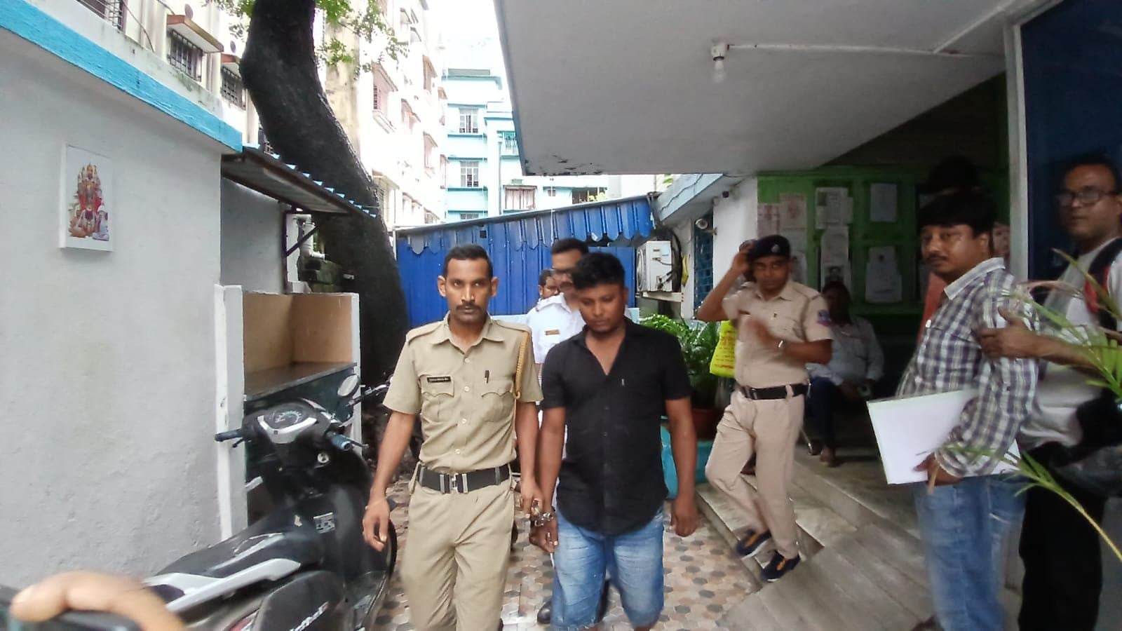 Husband killed his wife in front of the child as Police investigates