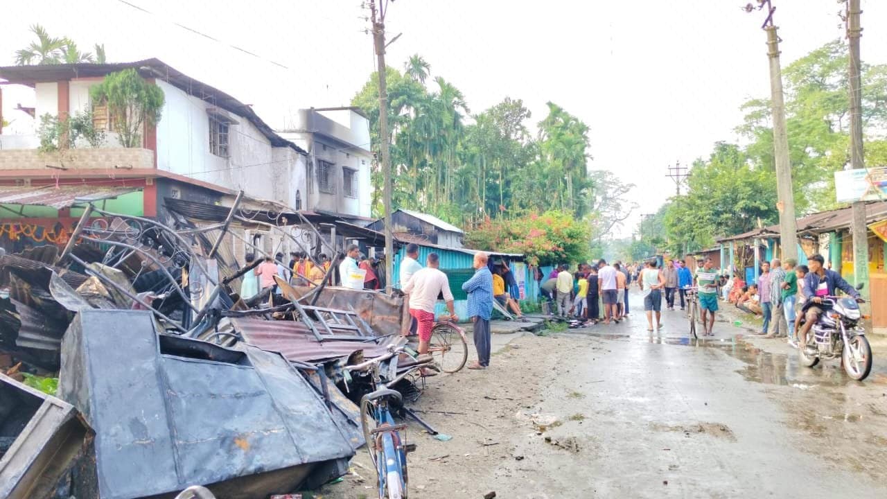 Fire breaksout on banarhat in jalpaiguri_gnr