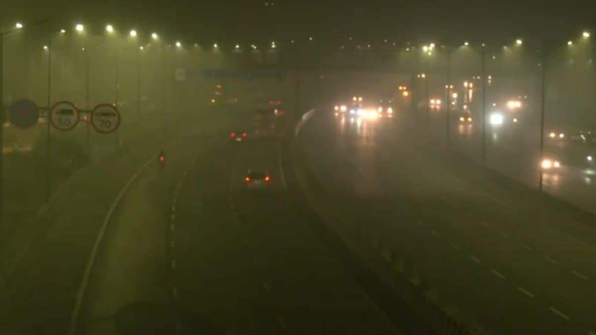 Visibility Down Amid Dense Fog Over Delhi-NCR gnr