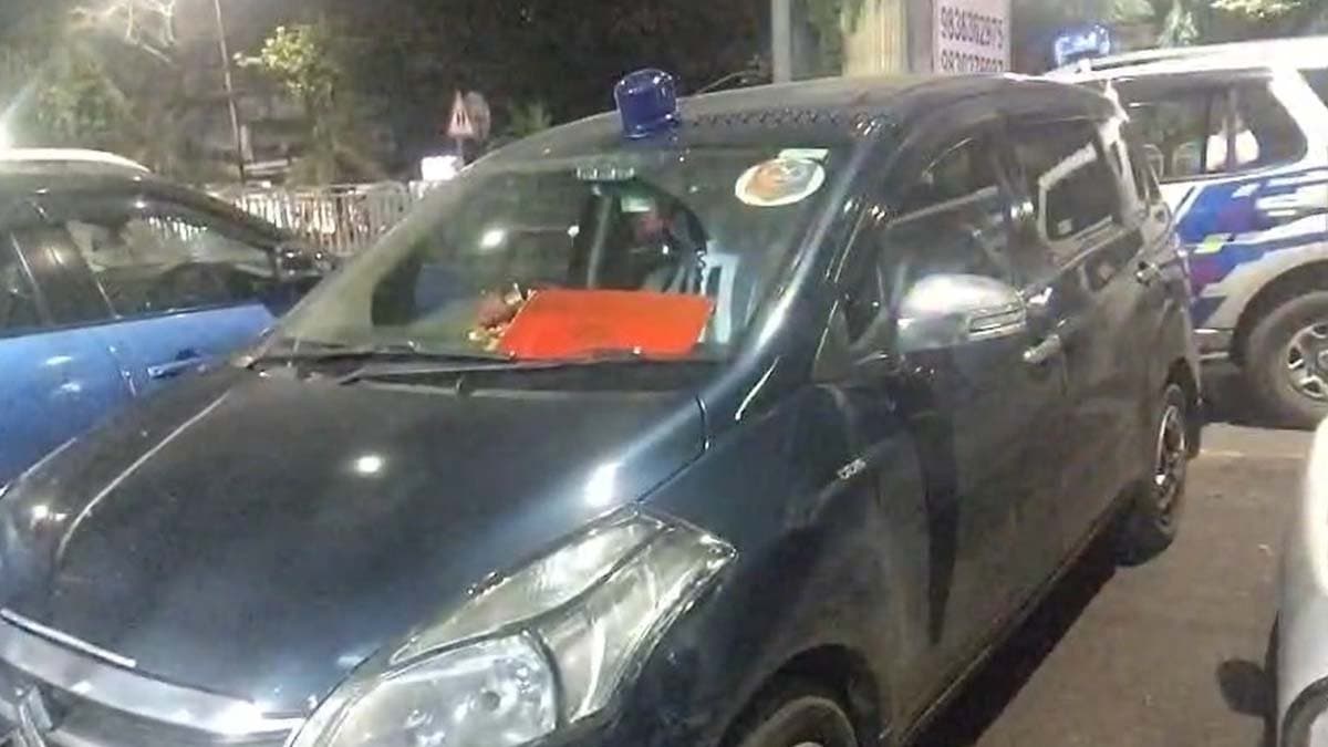  Fake officers car with blue lights caught in Kolkata