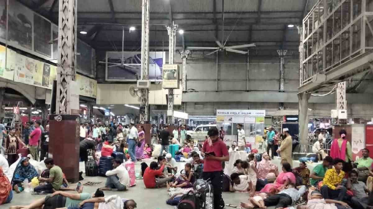 Train sevice disrupted in Howrah section 