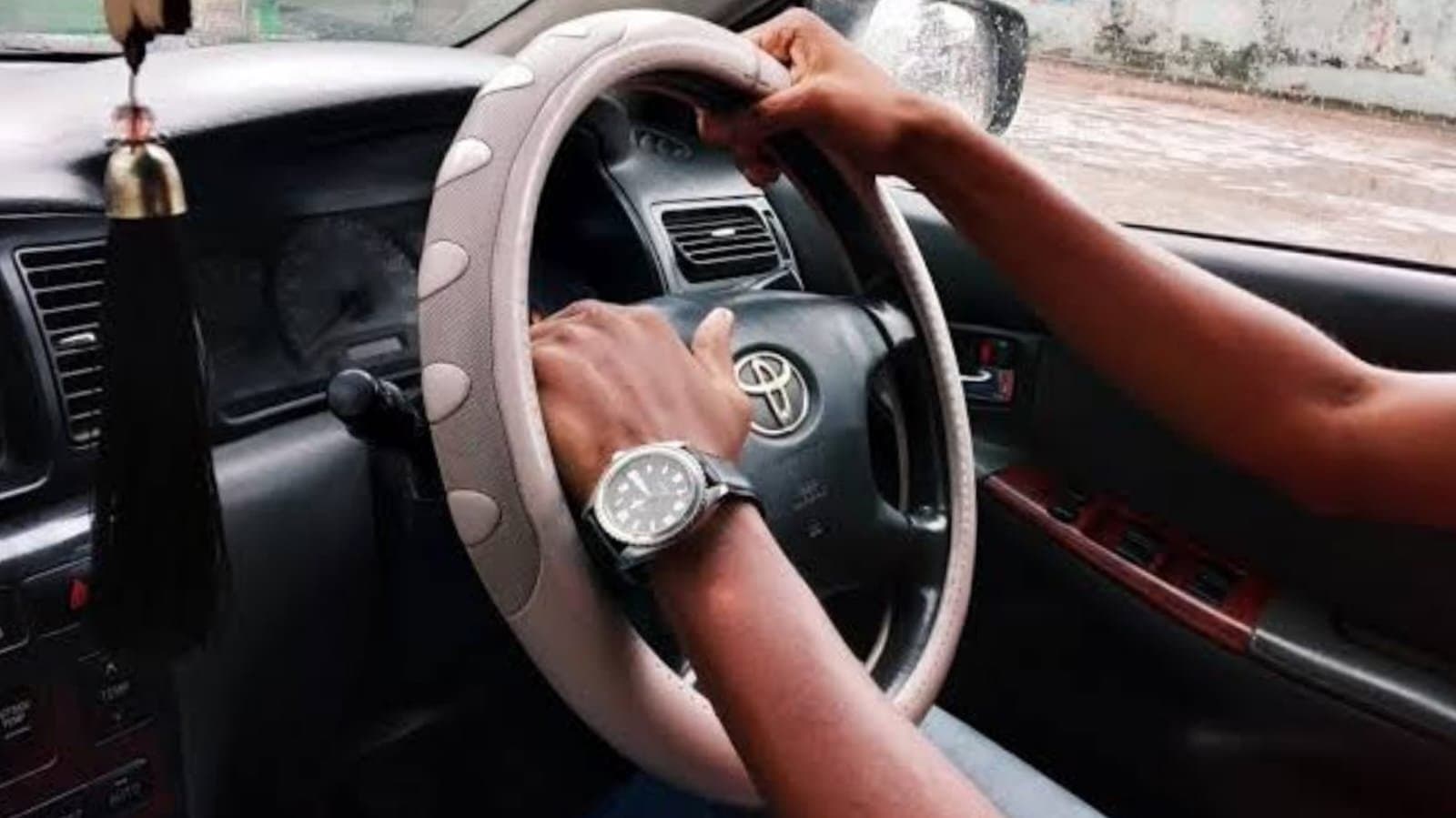 a driver sustaining bullet injuries drove kilometres to rescue his passengers safety in bihar_gnr