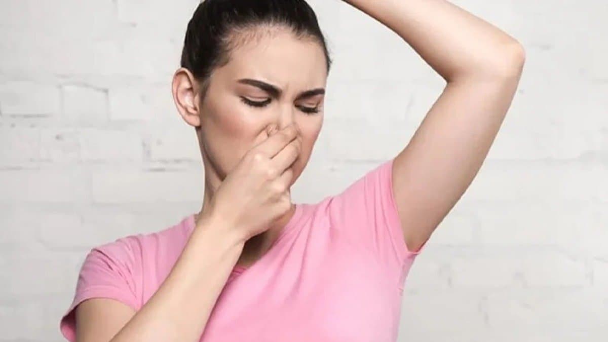 bad body odor may be sign of Vitamin B12 deficiency and some diseases here is all details lif