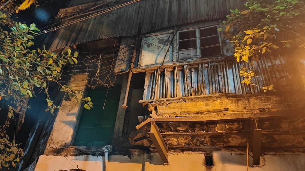 Many trapped after house collapsed in sealdah gnr 